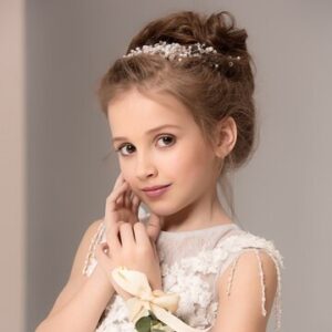 menina-bonita-com-flores-vestidas-em-vestidos-de-noiva_155003-2404